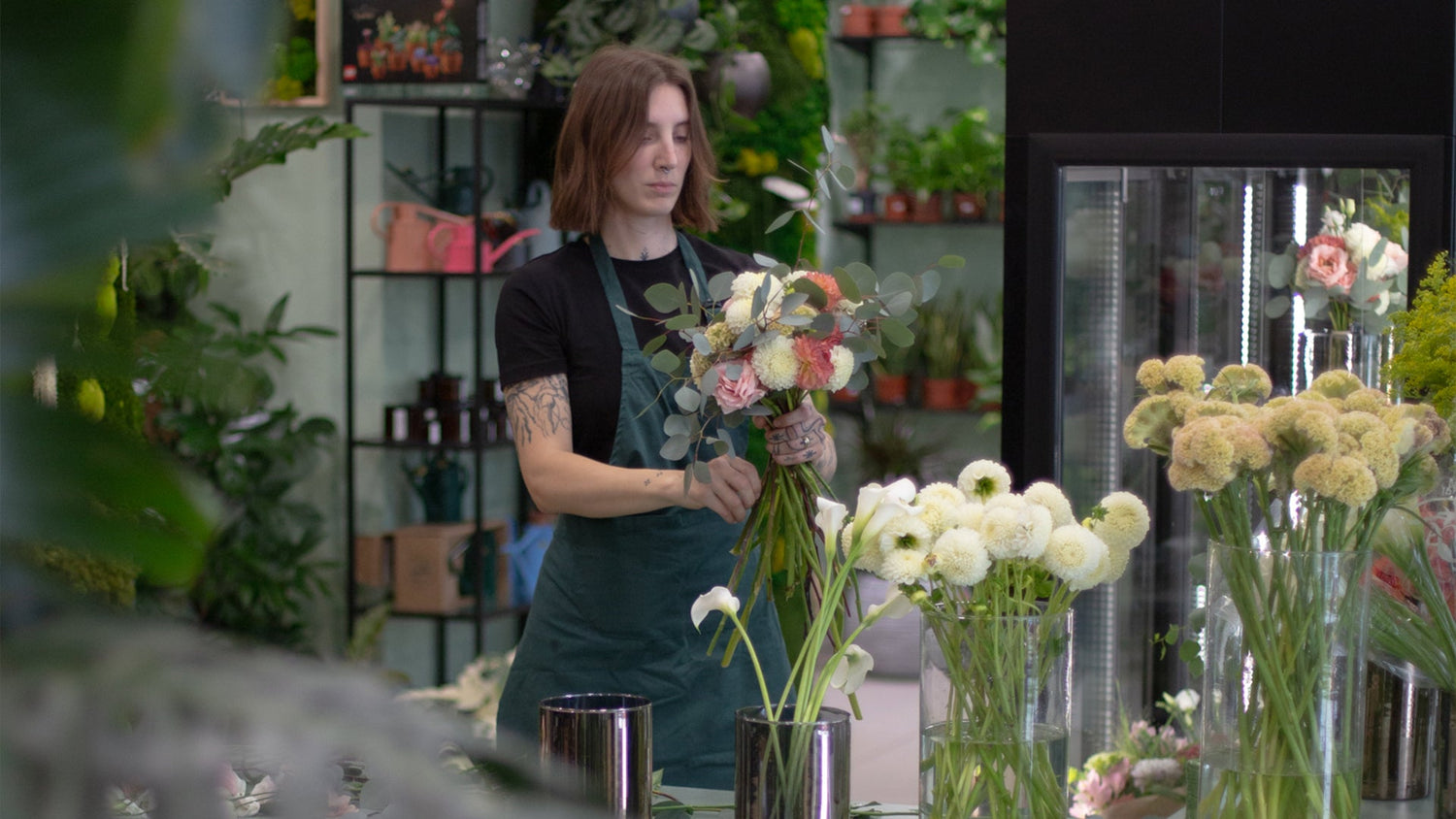 Lidé prácující s pokojovýmí rostlinami rukama a rýčem. Přesazování rostlin do nové zeminy. Přesazování. Substrát. hlína. kytka. workshop.